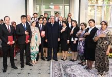 Медики и учителя Гулистона получили квартиры (ФОТО)